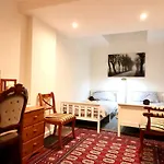 Twin Room Earls Court Central London - Shared Accommodation